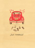 houten kaart met just married en auto met blikjes